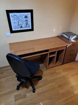 Escritorio madera con cajonera y silla oficina