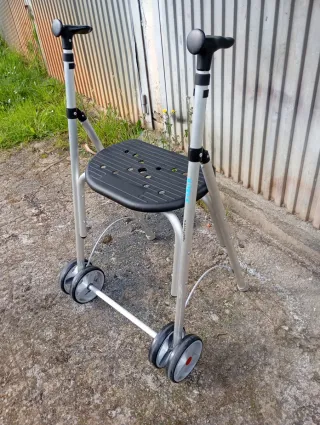 Andador con asiento y ruedas