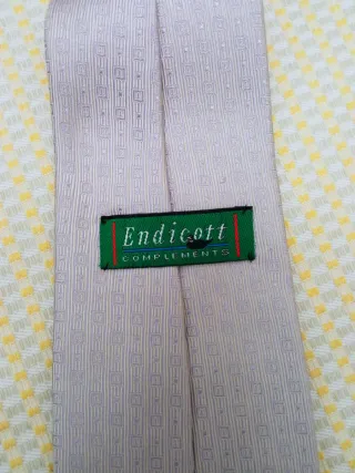 Camisa y corbata para traje de chaqueta