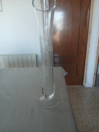 Jarrón de cristal con rosa rosa
