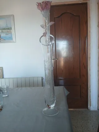 Jarrón de cristal con rosa rosa