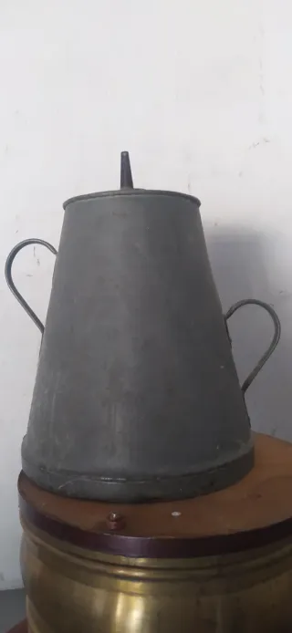 Aceitera de zinc antigua