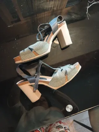 Sandalia tacón negro y plateado