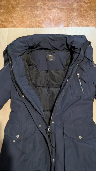 Abrigo de plumas Bershka azul marino.
