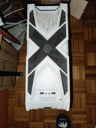Torre PC LG Blanca..sin tarjeta gráfica