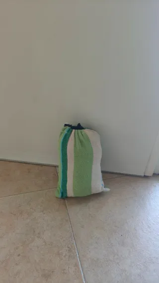 Hamaca de tela blanca y verde, la marca no la sé.