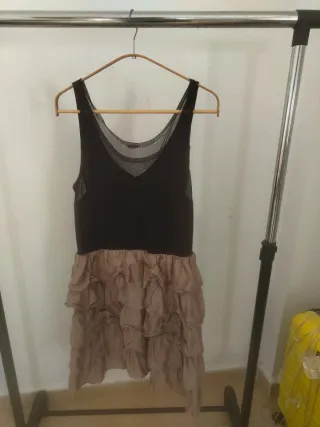 Vestido negro y beige con volantes