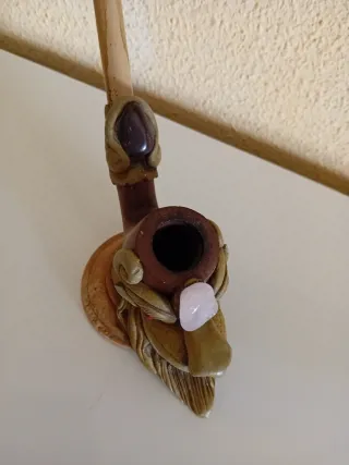 Figura artesanal unica con piedras y dientes