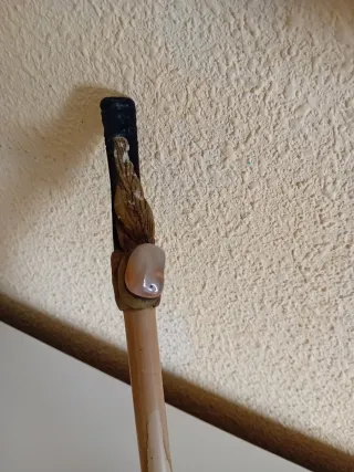 Figura artesanal unica con piedras y dientes