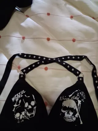 Sujetador negro con calaveras