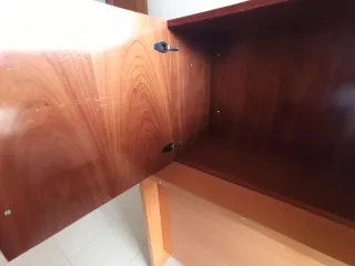 Armario de madera marrón