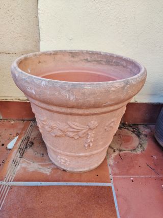 Maceta de polietileno con relieve