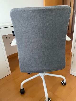 Silla de escritorio gris y blanca.