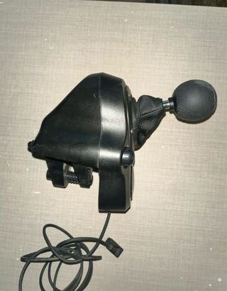 Volante Logitech PS5 con pedales y marchas