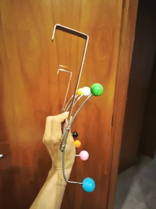 Colgador de pared con bolas de colores