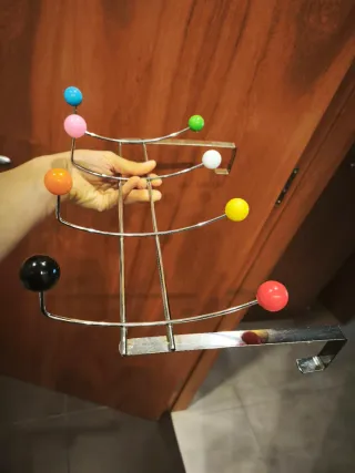 Colgador de pared con bolas de colores