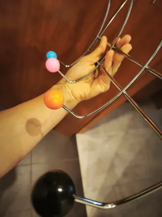 Colgador de pared con bolas de colores