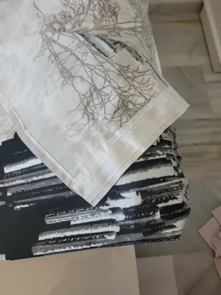 Cortinas con estampado de árboles.