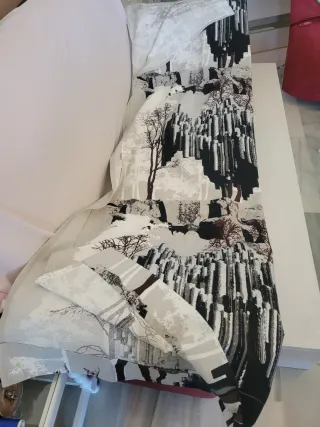 Cortinas con estampado de árboles.