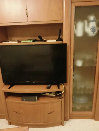 Mueble de salón madera y cristal