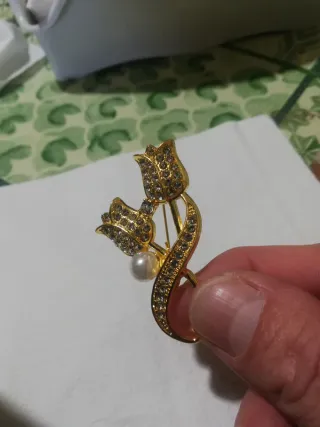 Spilla dorata con perla e strass