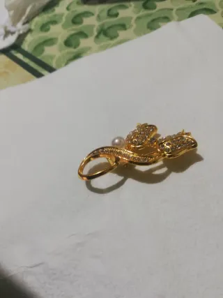 Spilla dorata con perla e strass