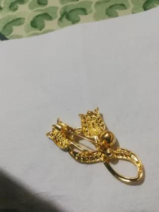 Spilla dorata con perla e strass