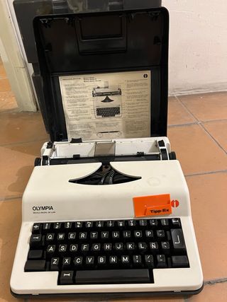 Máquinas de escribir Olivetti Lettera 35 y Olympia