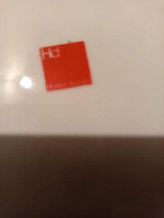 Plato de porcelana con diseño gris