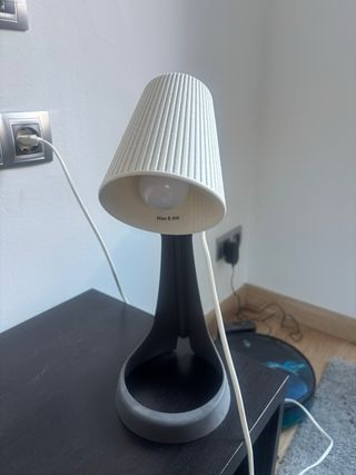 Lámpara de mesa beige y blanca