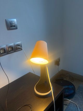 Lámpara de mesa beige y blanca