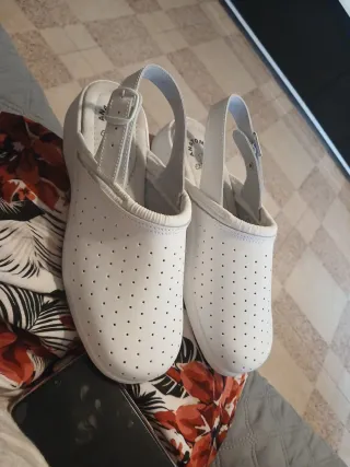 Zuecos de trabajo blancos