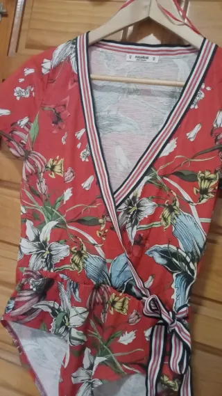 Body Pull&Bear floral manga corta Talla M
