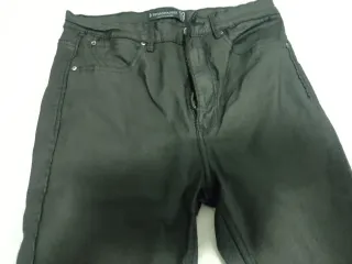 Pantalón pitillo encerado negro