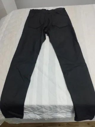 Pantalón pitillo encerado negro