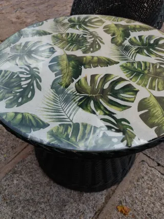 Conjunto mesa y 2 sillones de mimbre con cojines