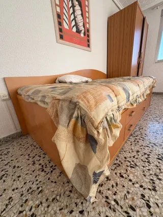 Cama individual de madera con colchón