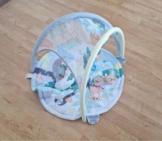 Alfombra de juegos para bebé con arco y peluches