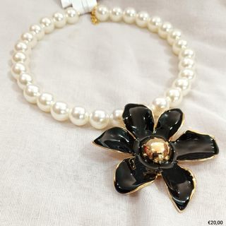 Collana perle con fiore nero
