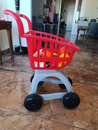 Carrito de juguete para compra con frutas y verdur