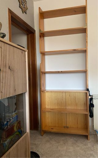 Librería de madera maciza con puertas