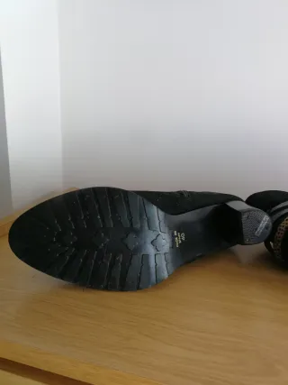 Botines Nenuca negros piel vuelta con cadenas