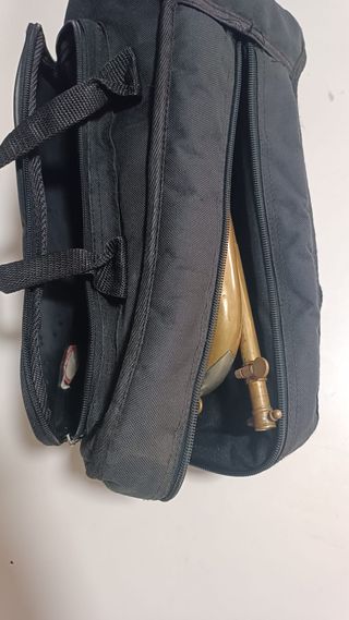 CORNETA HONSUY CON BOLSO Y BOQUILLA.