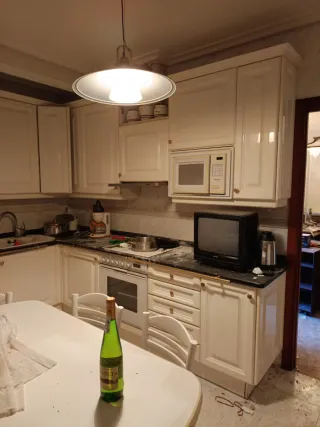Muebles de cocina blancos y dorados 270x275