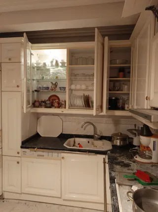 Muebles de cocina blancos y dorados 270x275