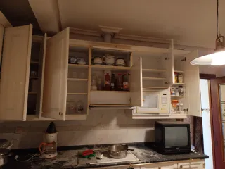 Muebles de cocina blancos y dorados 270x275