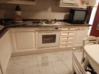 Muebles de cocina blancos y dorados 270x275