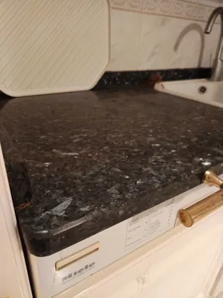 Muebles de cocina blancos y dorados 270x275