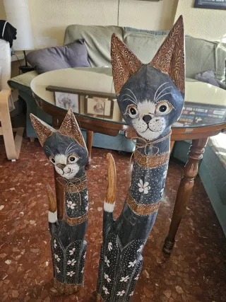 Gatos decorativos de madera tallada