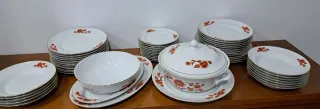 Vajilla de porcelana blanca con detalles dorados